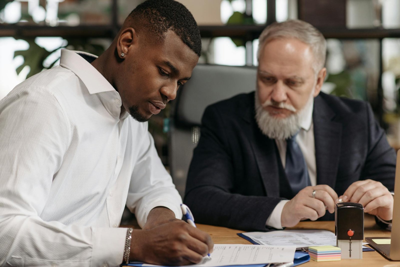 Ilustrasi langkah mudah legalisasi apostille dokumen resmi di Indonesia